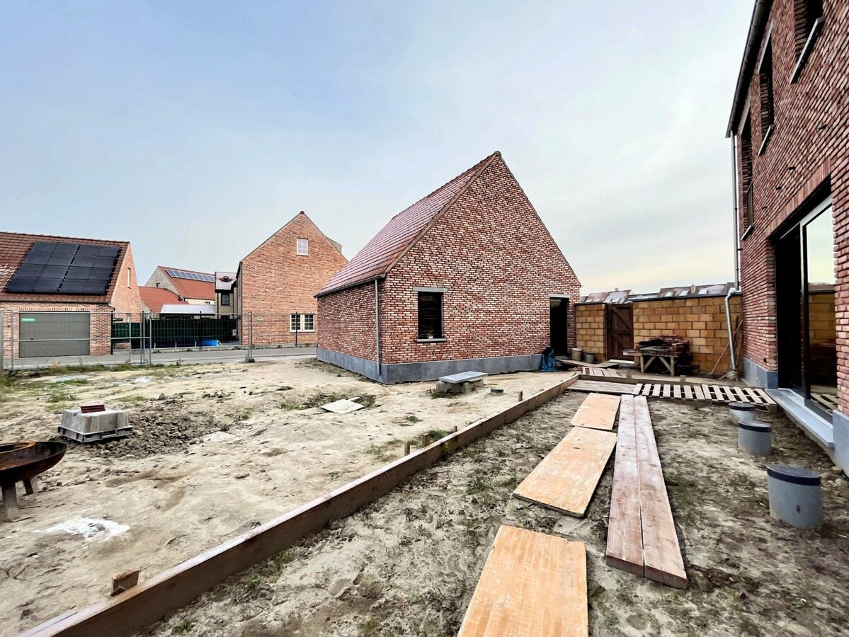 Nieuwbouwwoning (onder registratierechten) met 5 slaapkamers en 4 badkamers te Heulebrug 