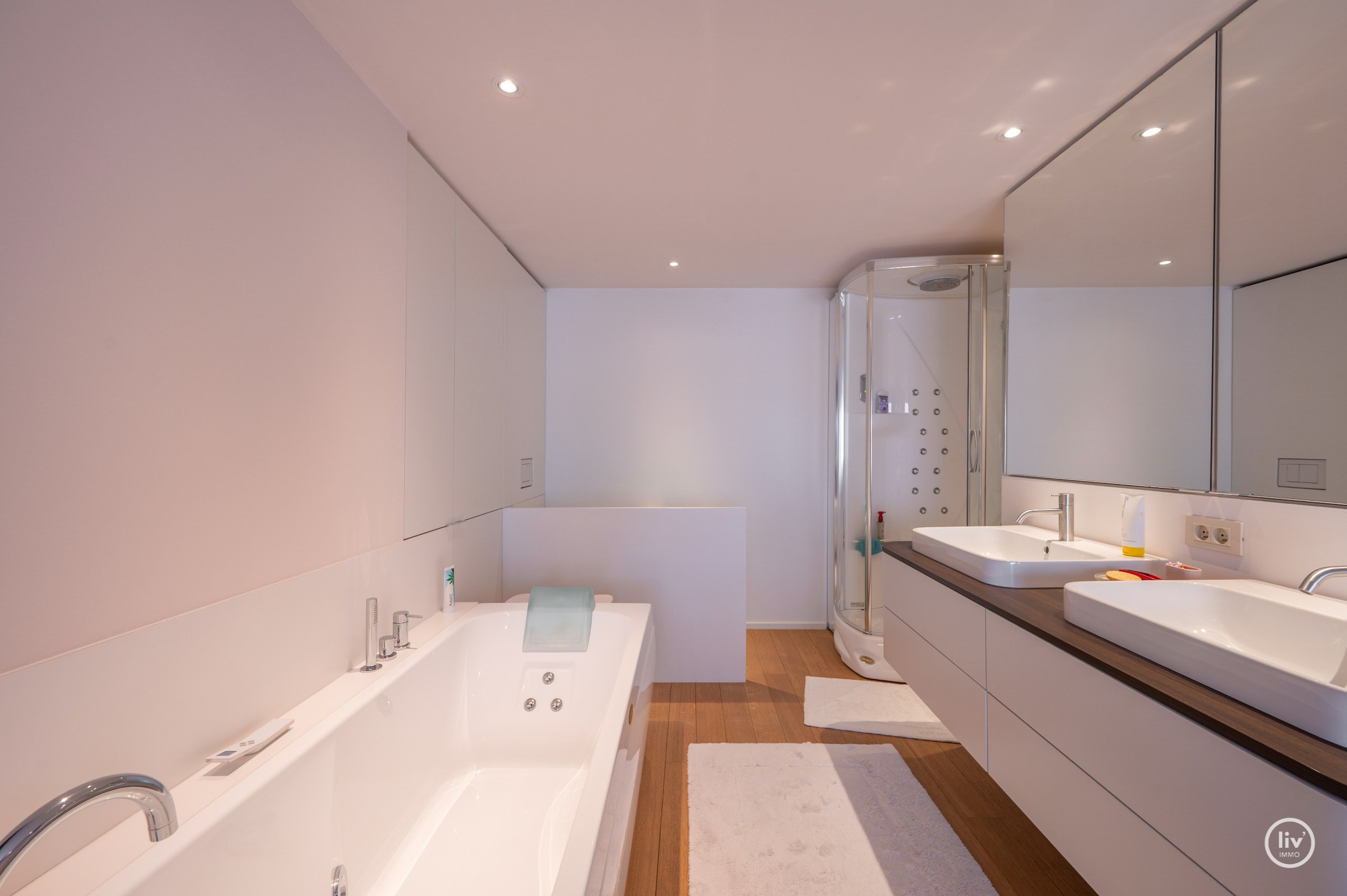 Dit magnifieke duplexappartement combineert uitzonderlijke volumes met adembenemende zichten over zowel de omliggende bossen als de zee. 