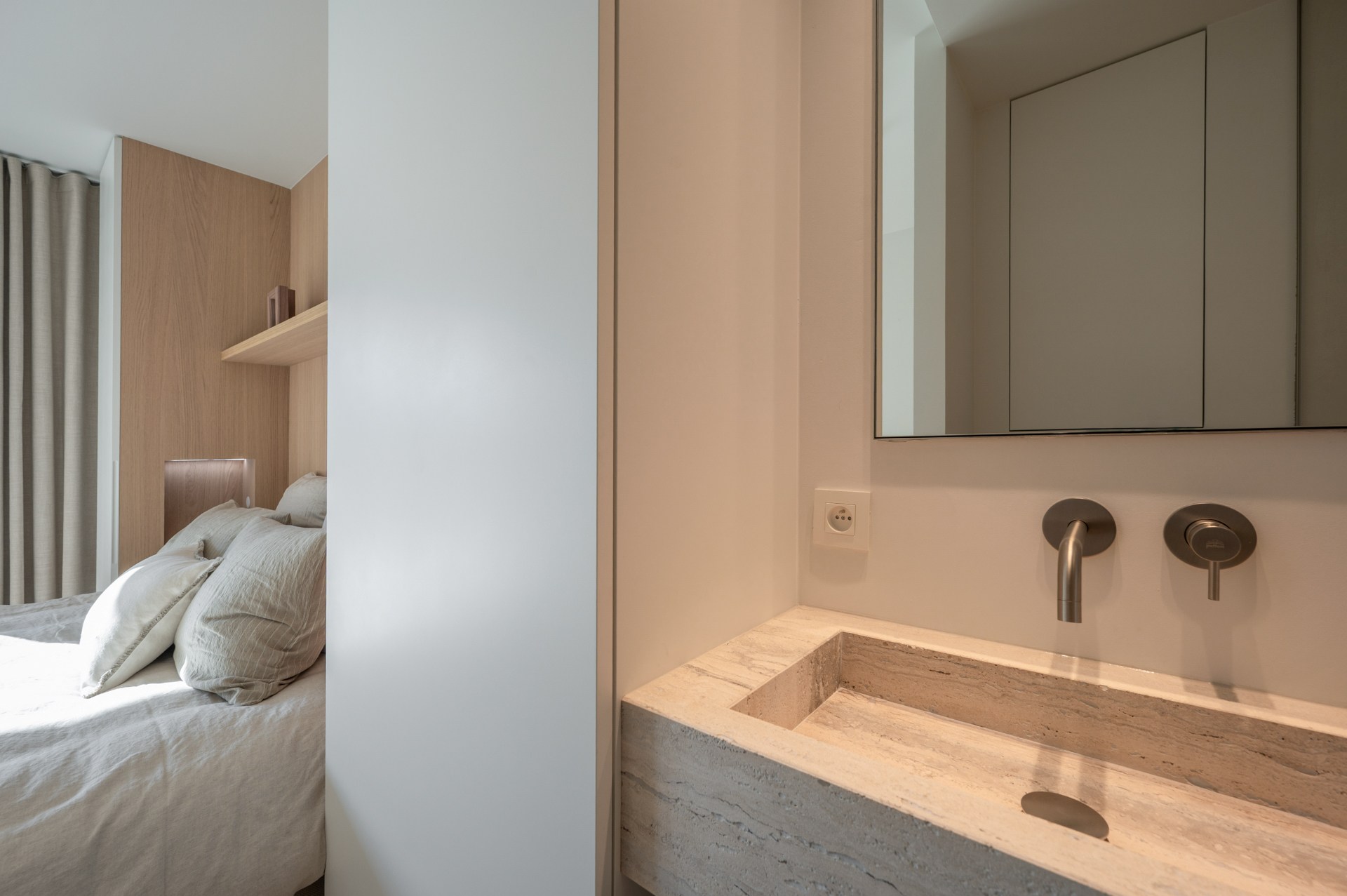 Exclusief gerenoveerd appartement met 3 slaapkamers te koop vlak bij het Albertstrand en het Lichtorenplein. 