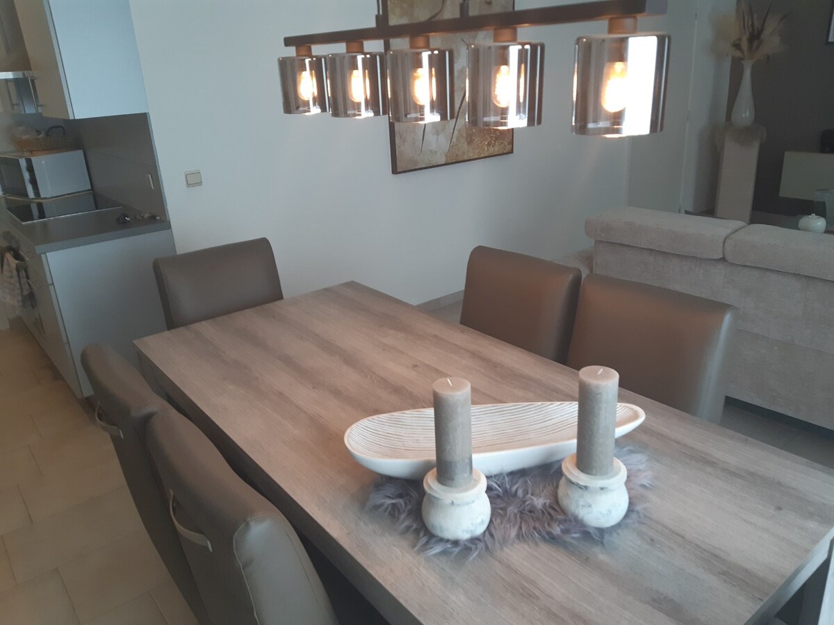 Eigentijds appartement met 2 autostaanplaatsen 