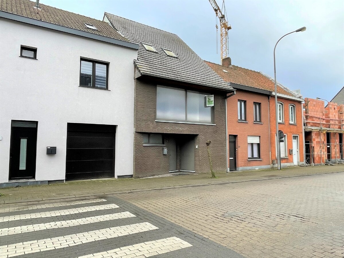 Ruime  woning met 4 slaapkamers en terras in centrum Tielt 