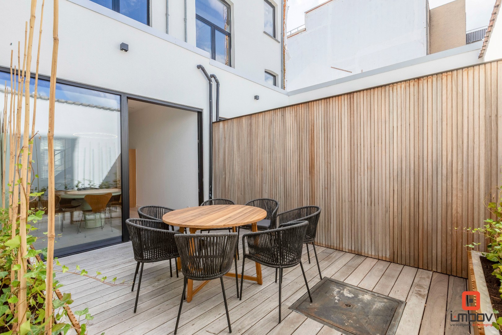 Instapklare tweeslaapkamer duplex met groot terras in de Nieuwpoortsesteenweg, Oostende 