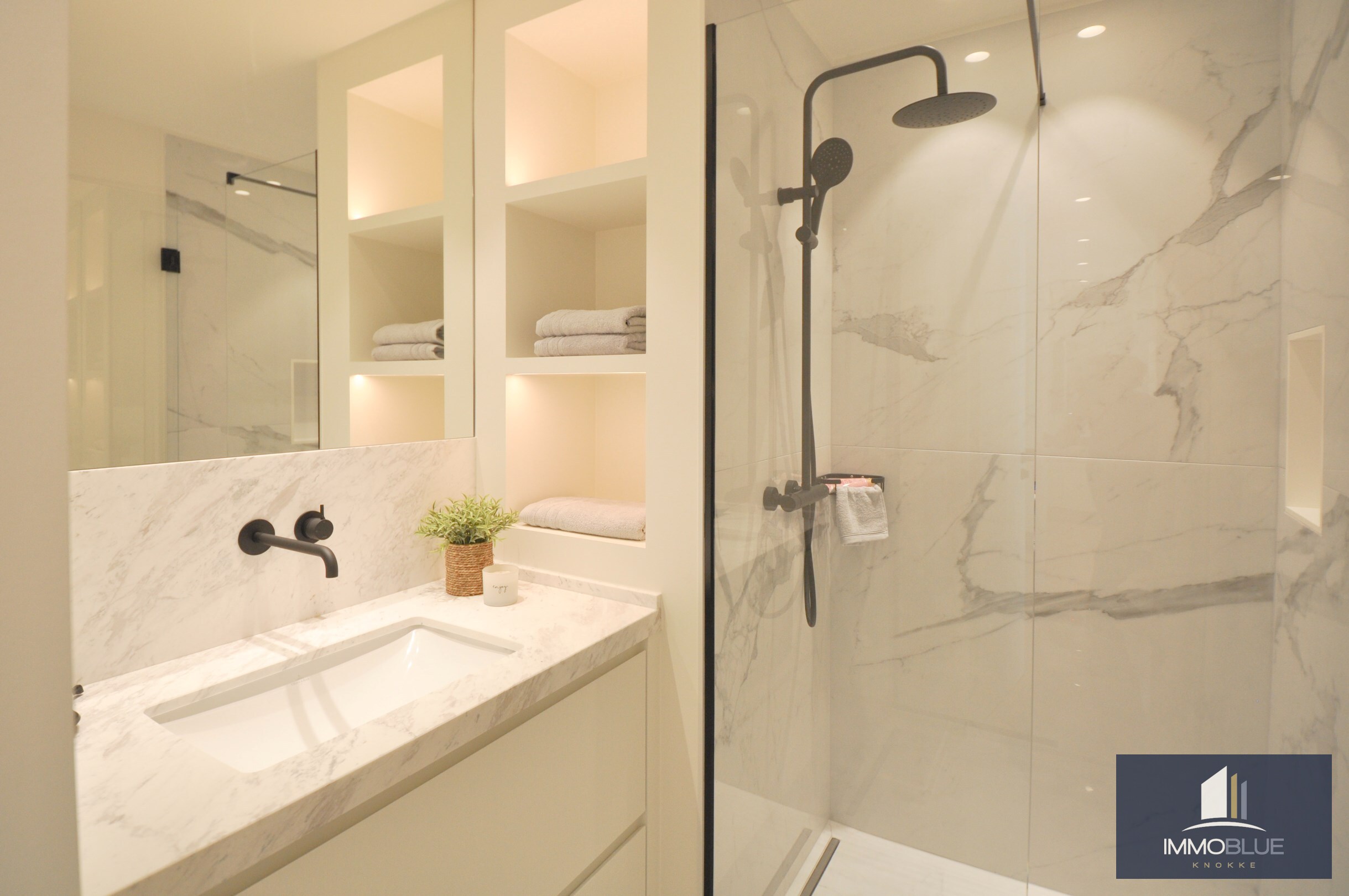 Volledig gerenoveerd hoek-appartement met een ruim zuid gericht terras gelegen aan de Zeedijk in het Zoute. 