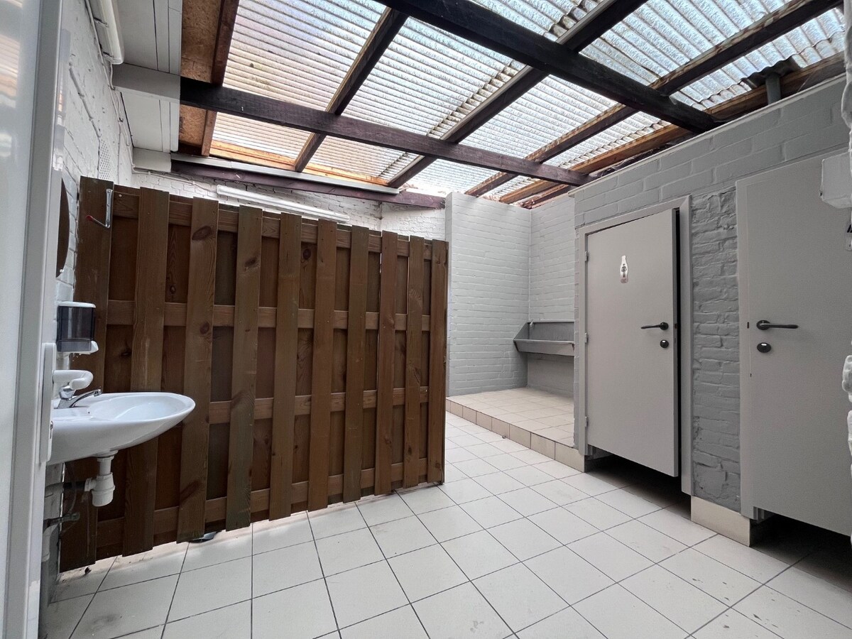 Hoekpand voor gemengd gebruik, vroeger gekend als café "De Vierweg" 