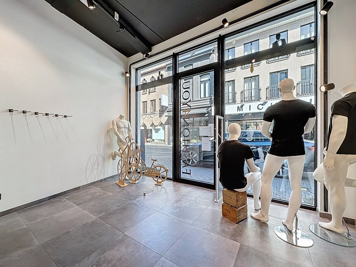 Nieuwbouw (2022) winkelruimte in Stationsstraat te centrum Zottegem 