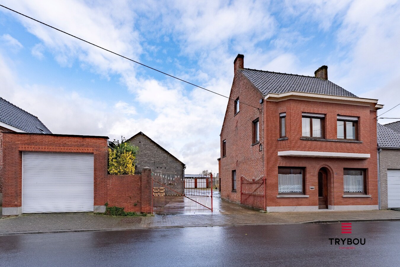 Ruime woning met loods en 4 garages – tal van mogelijkheden! 