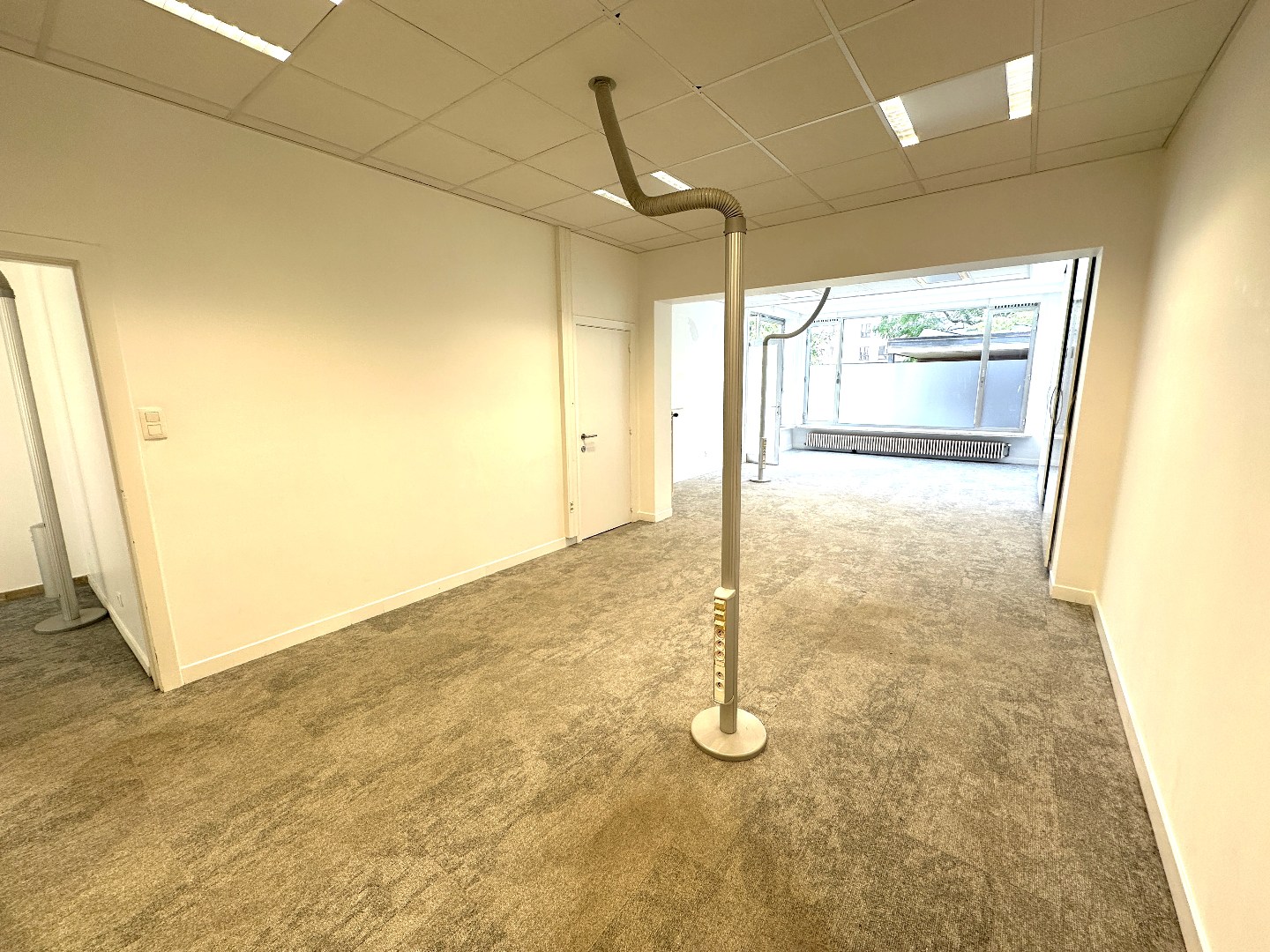 Instapklare kantoorruimte (+/- 100 m²) met 2 parkeerplaatsen, Torhout centrum 