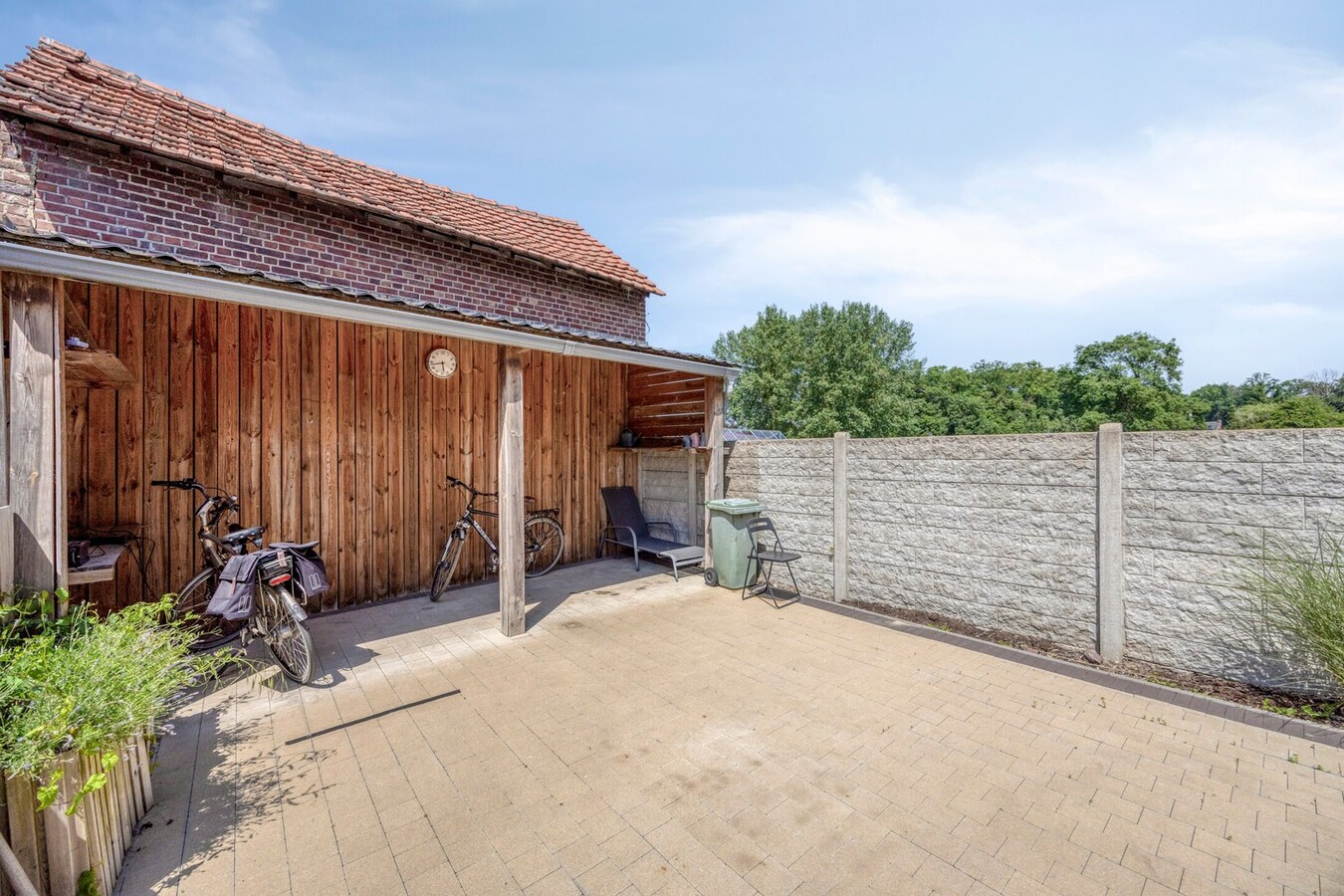 Charmant Leut : eigendom opgedeeld in 2 appartementen. Veranda,  2 garages. 