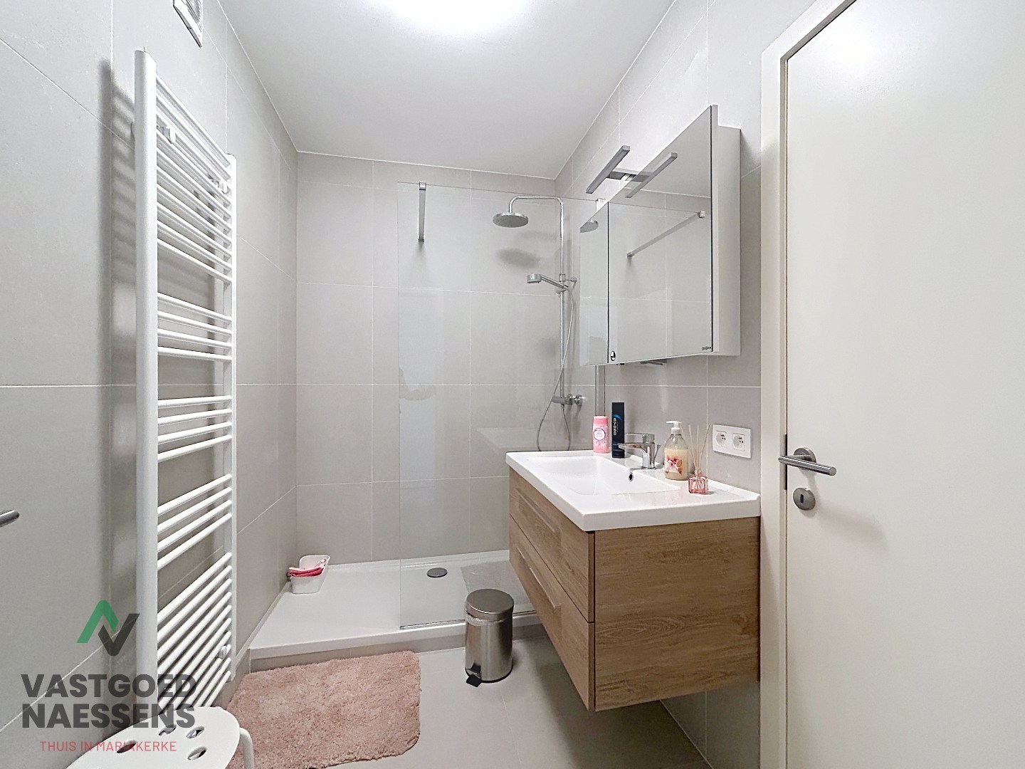 Appartement 2 chambres luxueusement rénové - Vue latérale sur  mer 