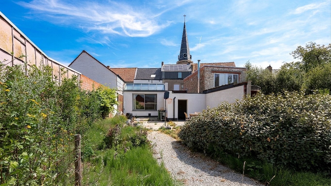 Ruime gezinswoning met handelsruimte op toplocatie in het bruisende Westkapelle. 