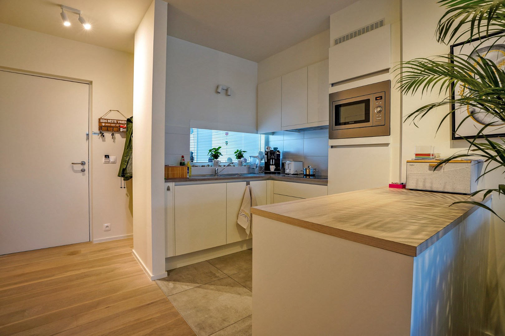 Prachtig 1-slaapkamerappartement met ruim terras (serviceflat) in Residentie Beukenhof, uniek wonen in de dorpskern van Oostduinkerke. 