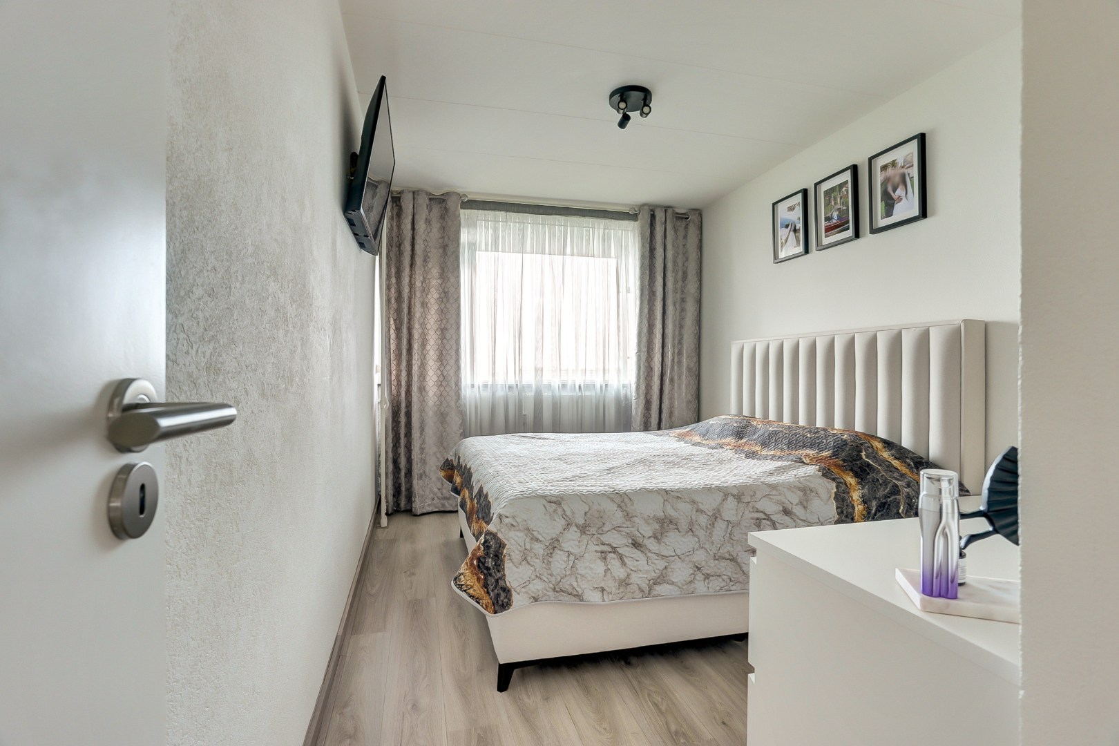 Zonder klussen te betrekken dit fraaie 4-kamer appartement op de 10e verdieping met 3 slaapkamers, fraaie keuken, moderne badkamer, mooi uitzicht en gelegen aan een groen park! 
