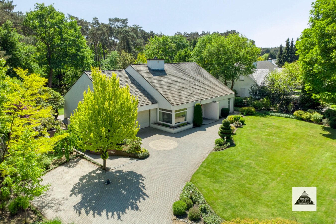 Residentieel gelegen villa op  perceel van  2.889 m². Aan Nationaal Park Hoge Kempen. 