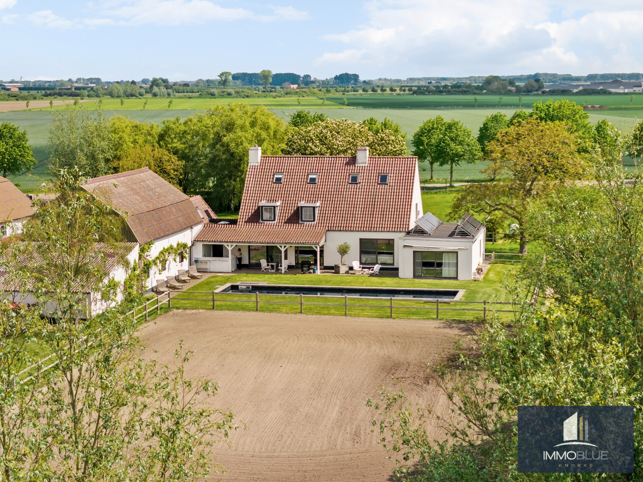 Domaine idylliquement situé avec maison rénovée, espace professionnel et installations équestres étendues. 