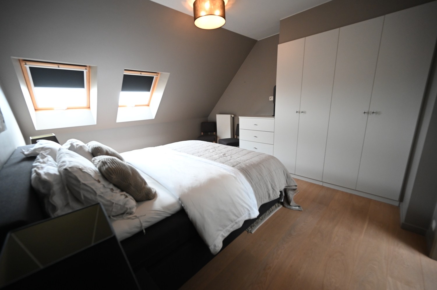 Ongemeubeld - Prachtig en UNIEK duplexappartement met 3 slpk. gelegen in het centrum van Knokke, met een facade van 10 meter en een open zicht op de Dumortierlaan. HUREN OP VENNOOTSCHAP MOGELIJK! 