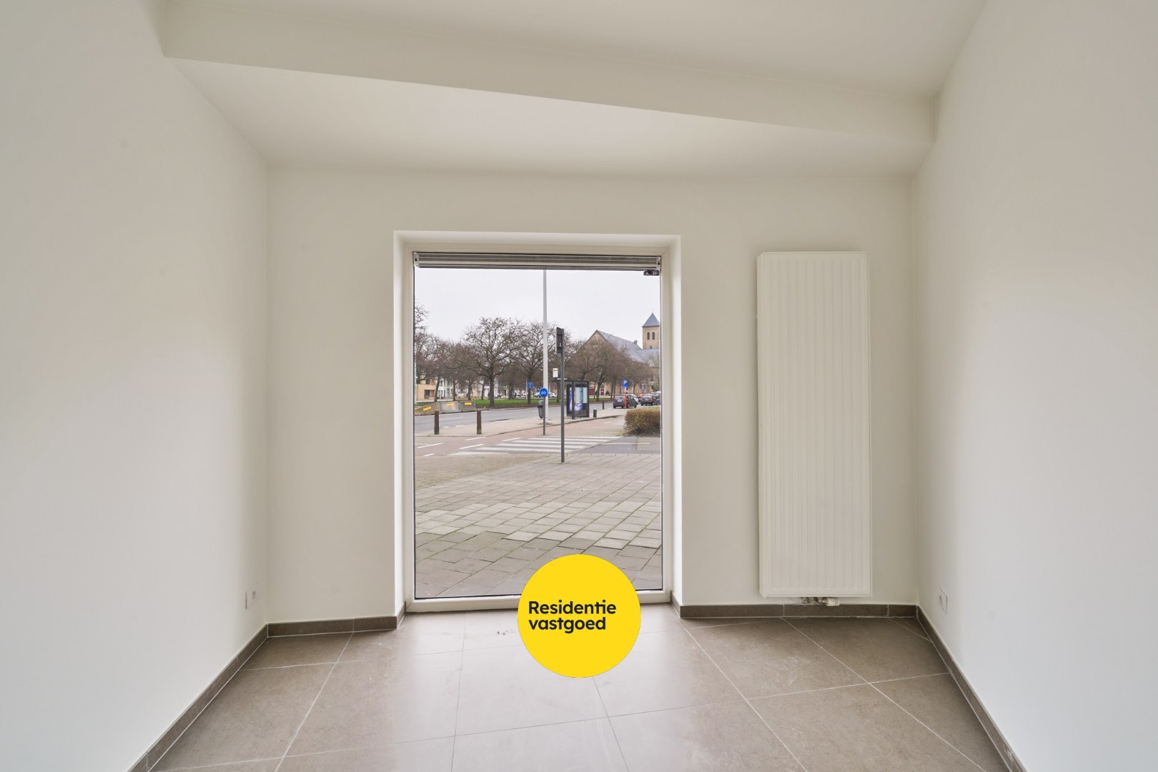 Instapklaar handelsgelijkvloers met sterke visibiliteit te Oostende 