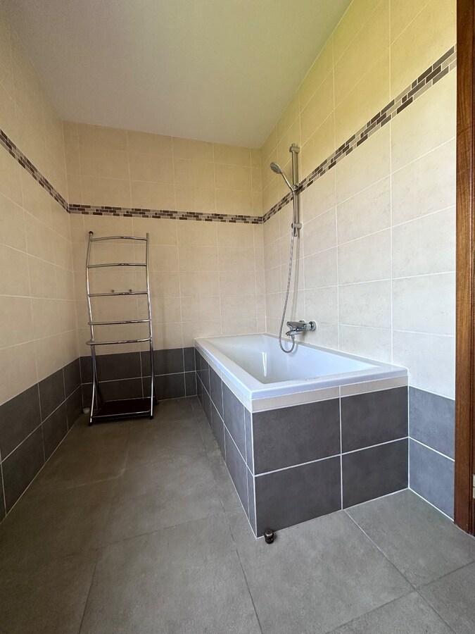 Rustig gelegen alleenstaande woning te Leke 