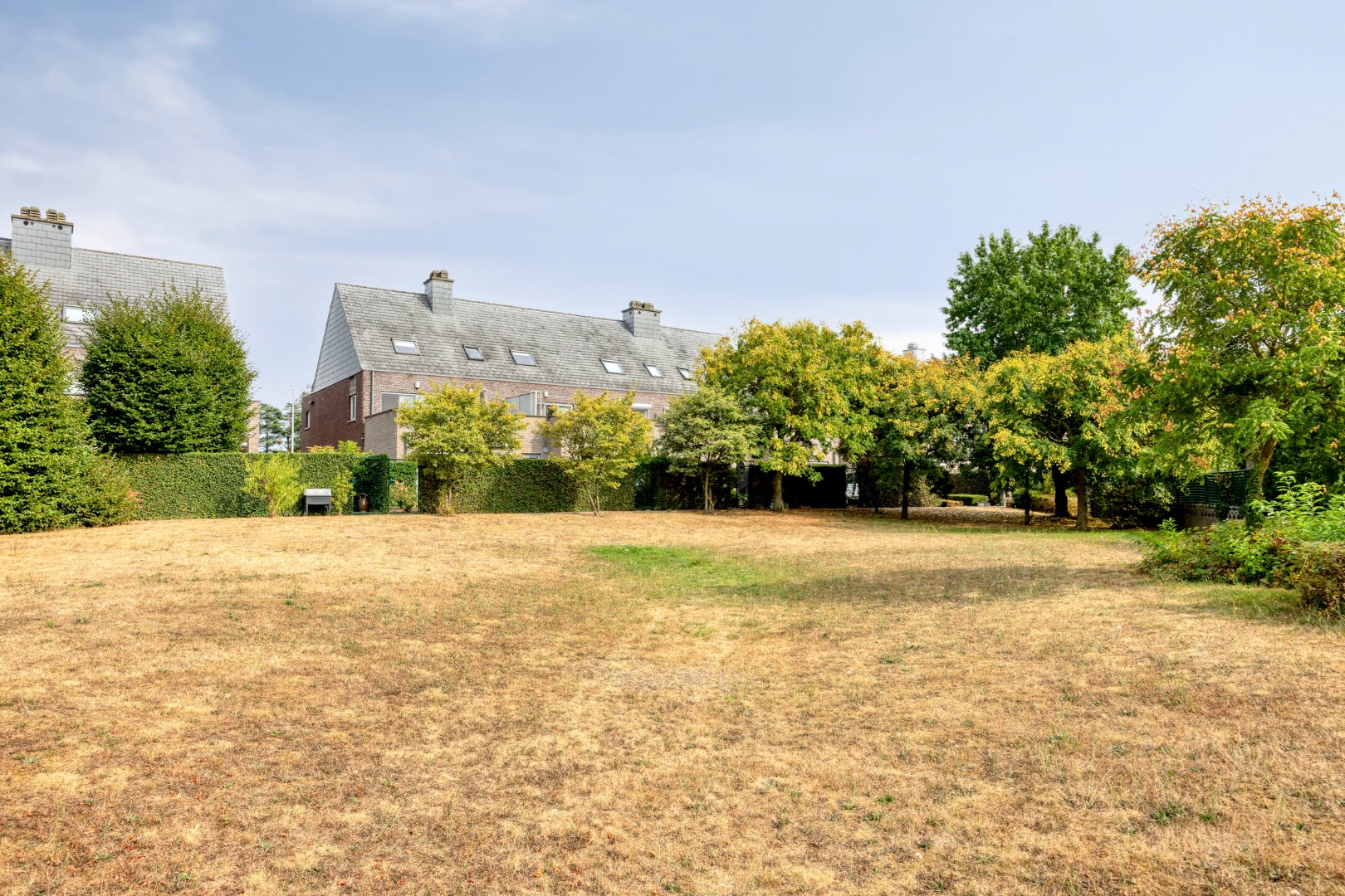 Gelijkvloers appartement met 2 slpk, 2 parkings en 2 kelderbergingen. 