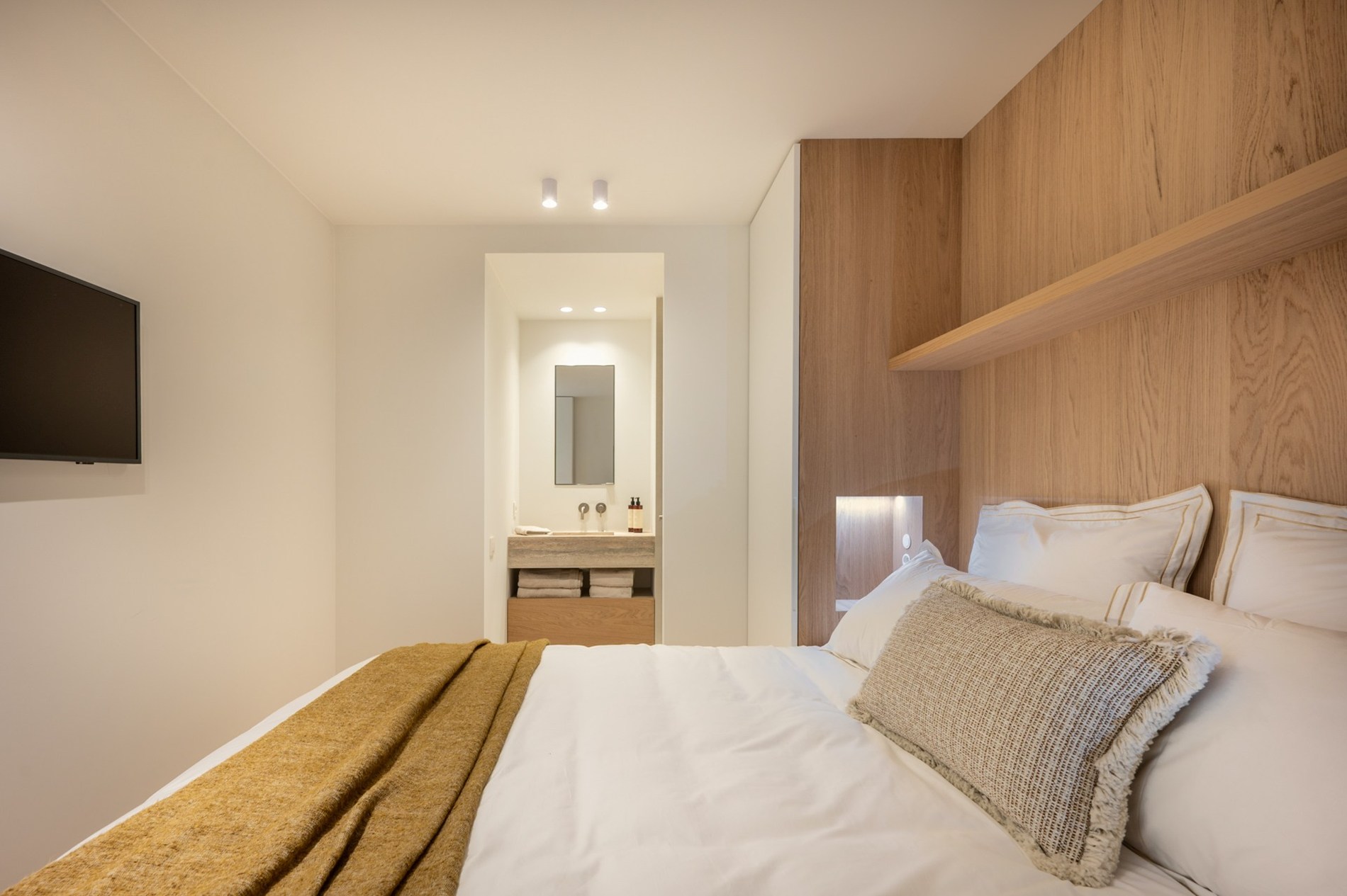 Appartement exclusivement rénové avec 3 chambres à vendre près de la plage d'Albert et de la place de la Lumière. 