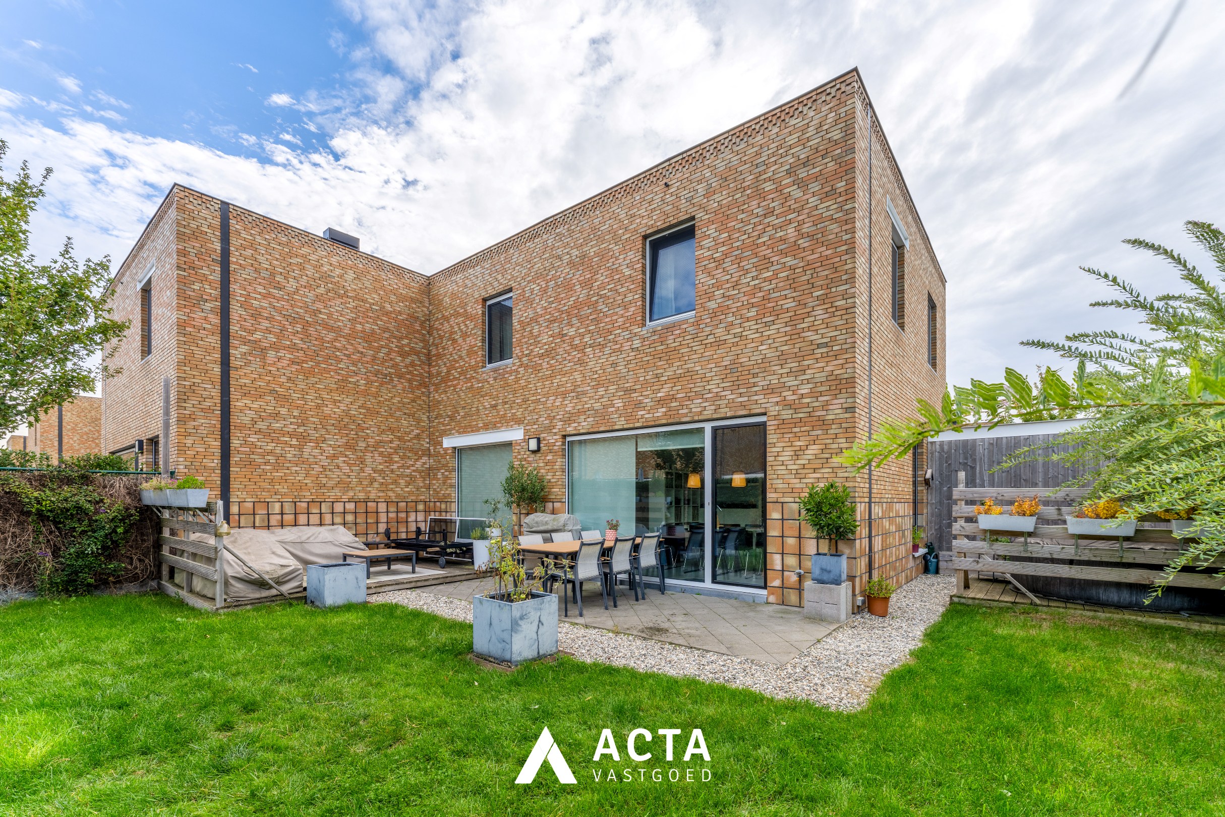 Instapklare halfopen gezinswoning in Baanhof in Oostende 