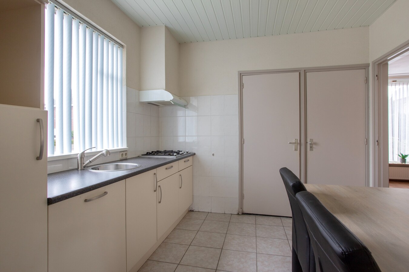 Tweekapper met vrijstaande garage en inrit gelegen op een hoekperceel in Reusel. 