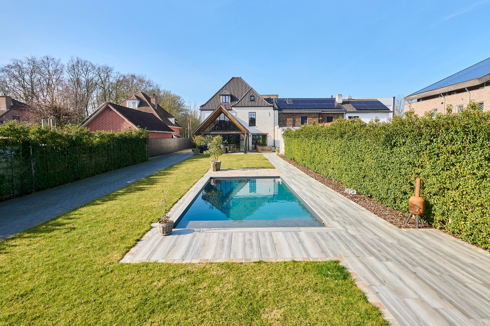 Verzorgde tuin met zwembad