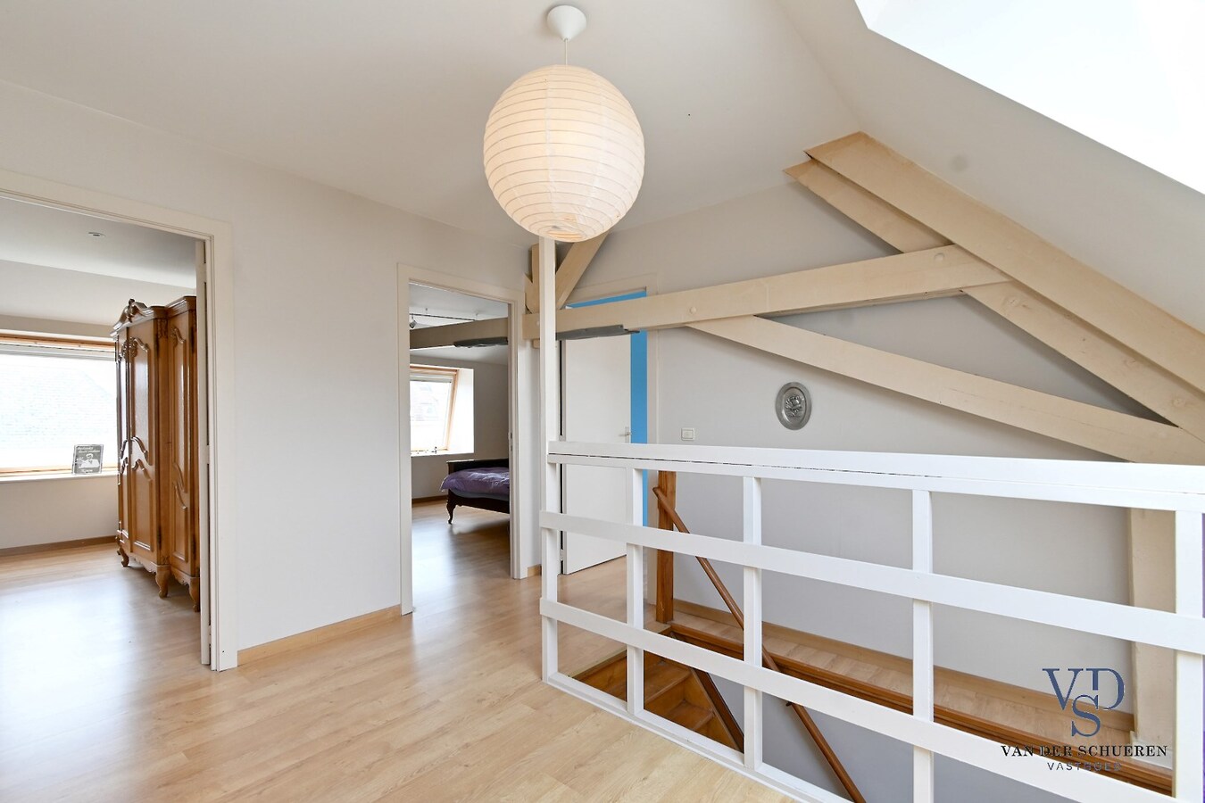 Commercieel gelijkvloers met ruime duplex en tuin. 