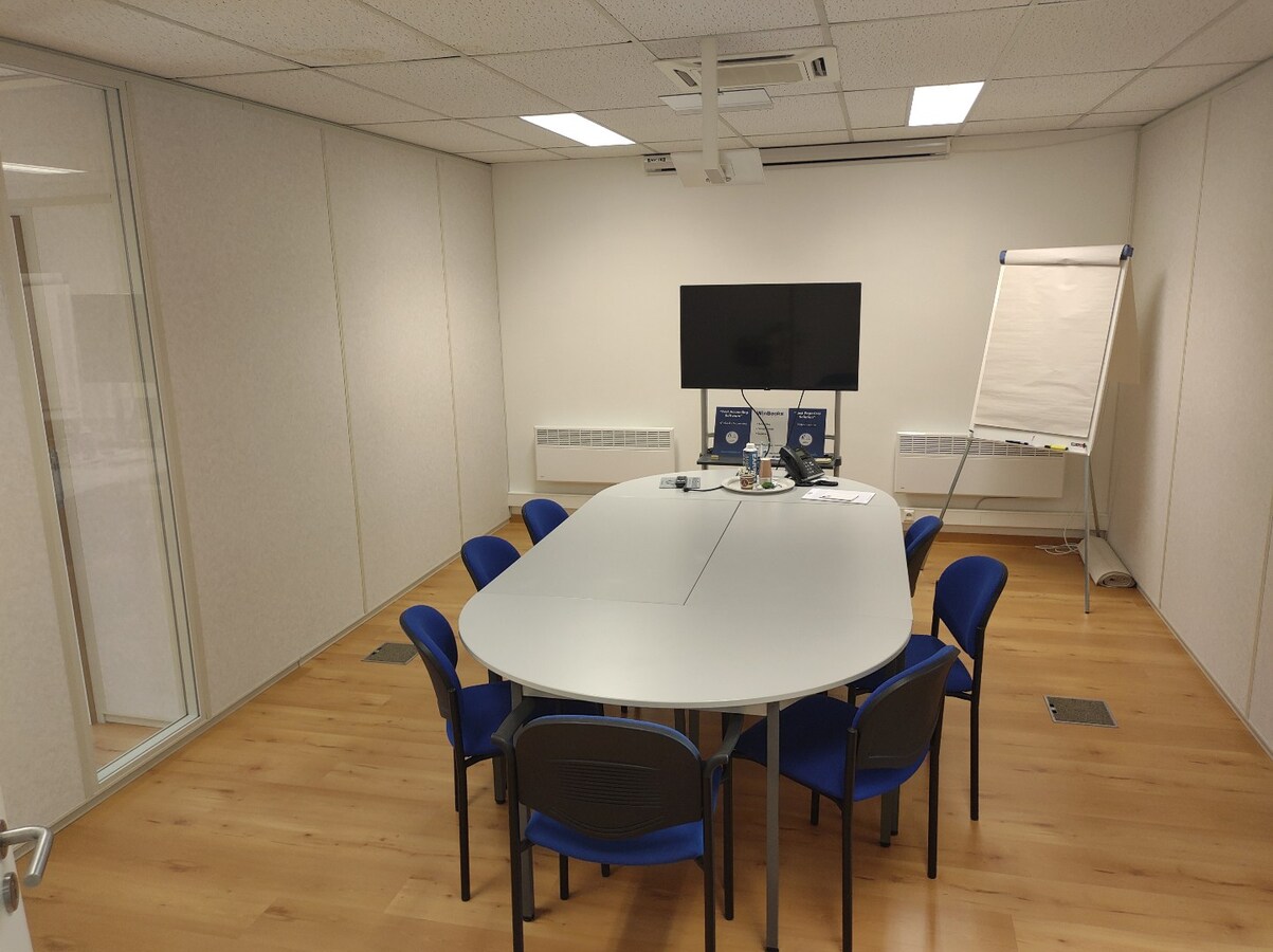 Uniek, functioneel en onmiddellijk instapklaar kantoor op toplocatie in President Kennedypark te Kortrijk 