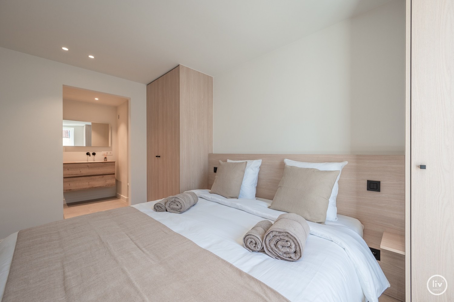 Prachtig, ruim gerenoveerd appartement met een mooie gevelbreedte van 7 m, gelegen op de Lippenslaan te Knokke. 