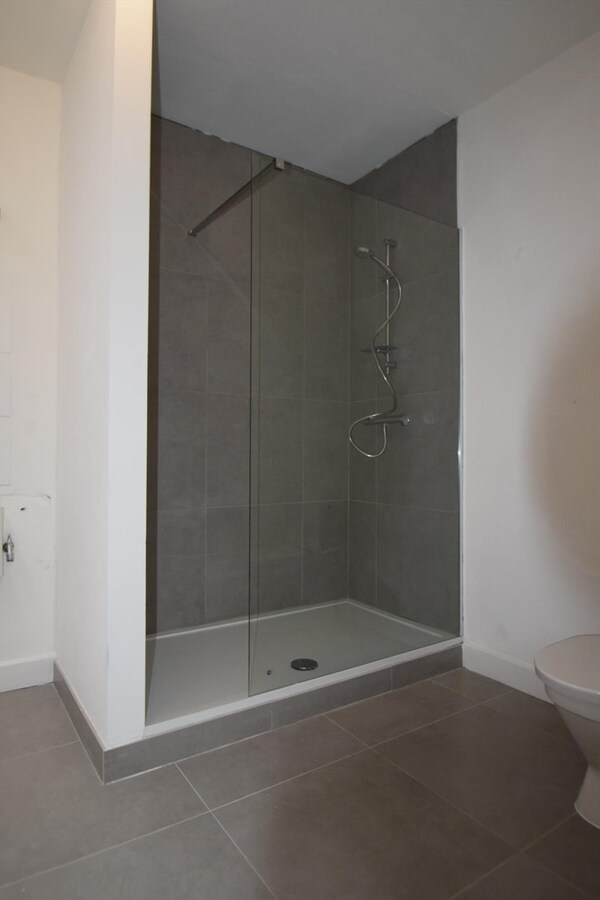 Ruime woning nabij Sint-Amandsplein, vlot bereikbaar 