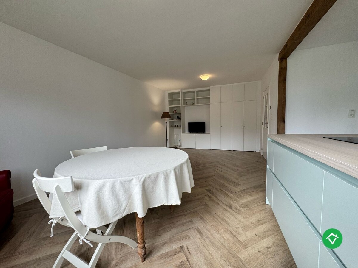 Gerenoveerd 2-slaapkamerappartement met tuin in Klemskerke, De Haan 
