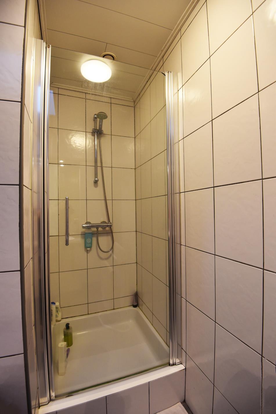 Gerenoveerde woning met 3 slpks, voortuin, terras en garage te Maldegem 