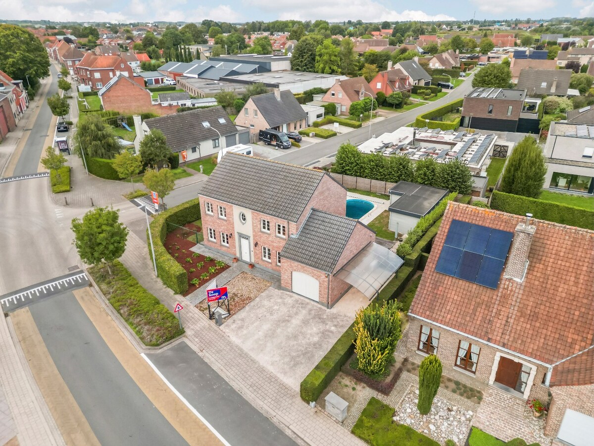 Stijlvolle villa met zwembad op rustige locatie te Bissegem/Heule te koop ! 