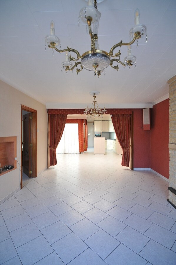 Rijwoning met garages in rustige omgeving 