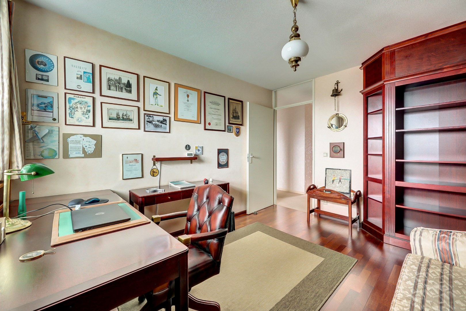 Licht en royaal 3-kamerappartement op de 2e etage met riant balkon en een garagebox in de onderbouw. 