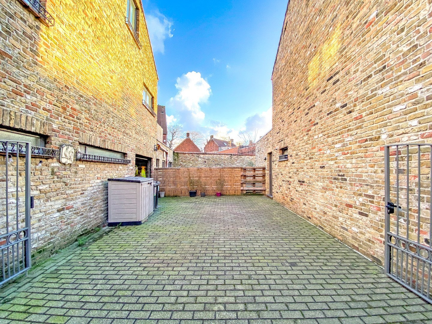 Ruime half open bebouwing te centrum Veurne! 