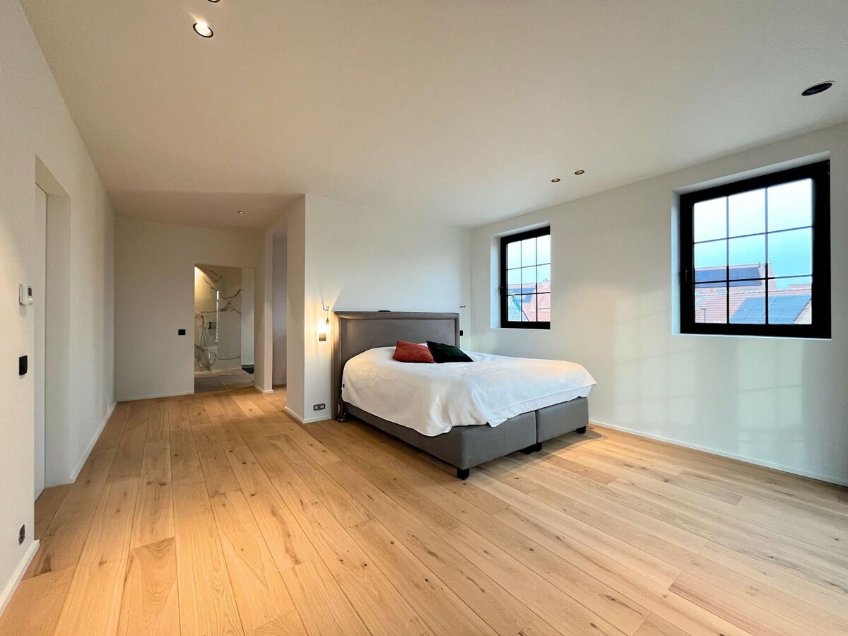 Nieuwbouwwoning (onder registratierechten) met 5 slaapkamers en 4 badkamers te Heulebrug 