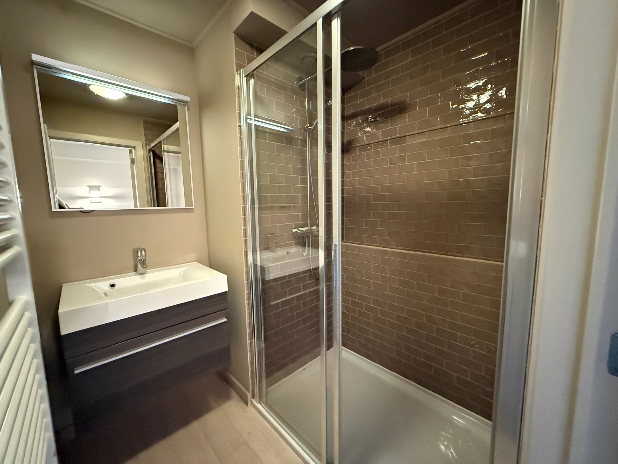 Meublé - Appartement en duplex avec trois chambres et de grandes terrasses situé au centre de Knokke. 