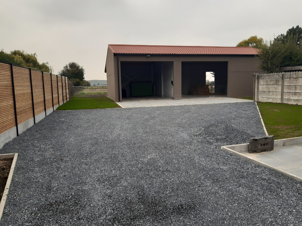 Gerenoveerde woning met weide en loods. 