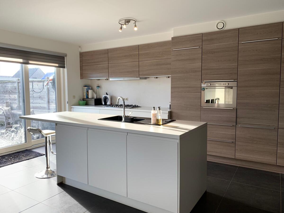 MODERNE HALF OPEN BEBOUWING OP ZEER CENTRALE LIGGING 
