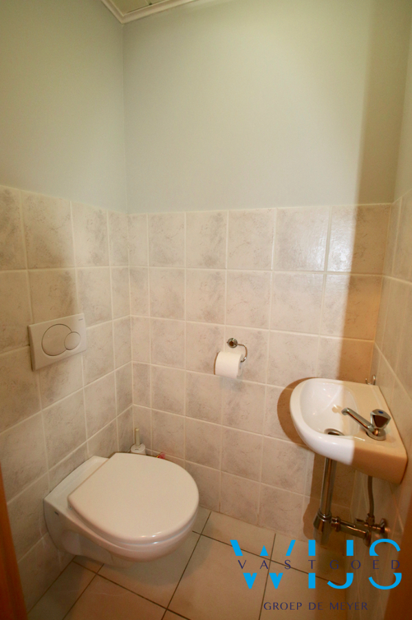 Instapklaar 2 slaapkamer appartement met terras &amp; garage ! 