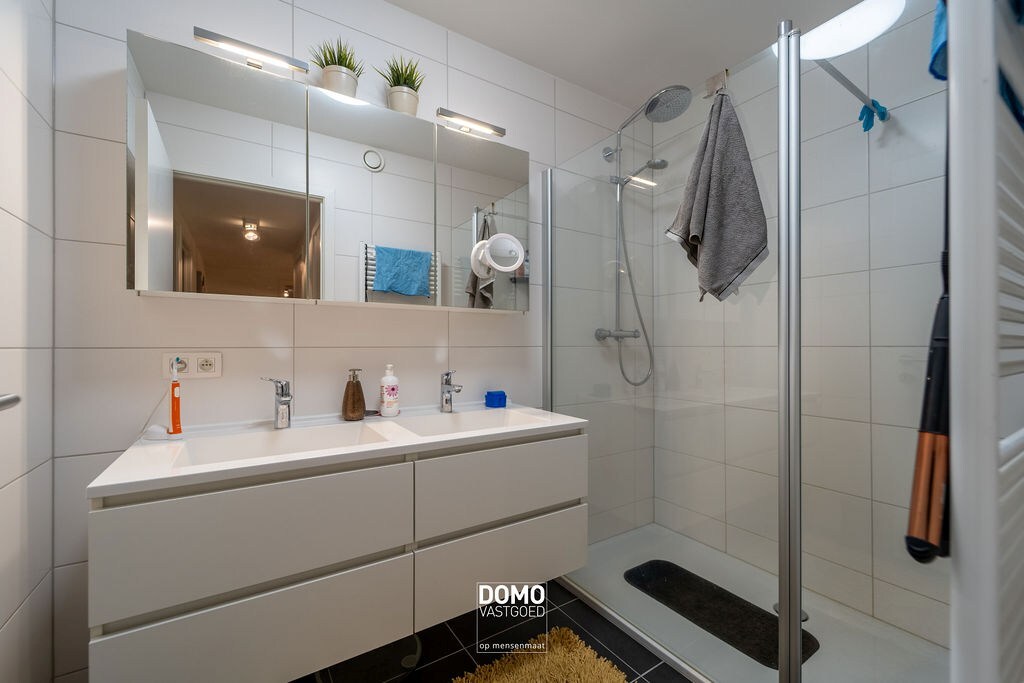 INSTAPKLAAR 2 SLAAPKAMER APPARTEMENT MET PRACHTIG RUIM TERRAS TE BILZEN CENTRUM 