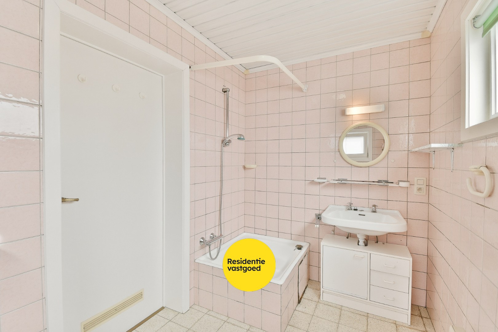 Te renoveren gezinswoning met drie slaapkamers en zongerichte tuin 