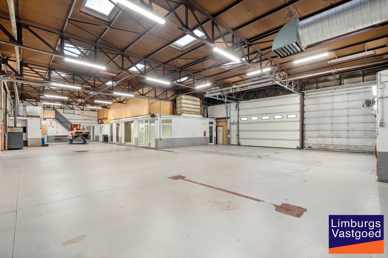 Bedrijfsgebouw met kantoren, magazijnen en woonst - groot 2580 m² 