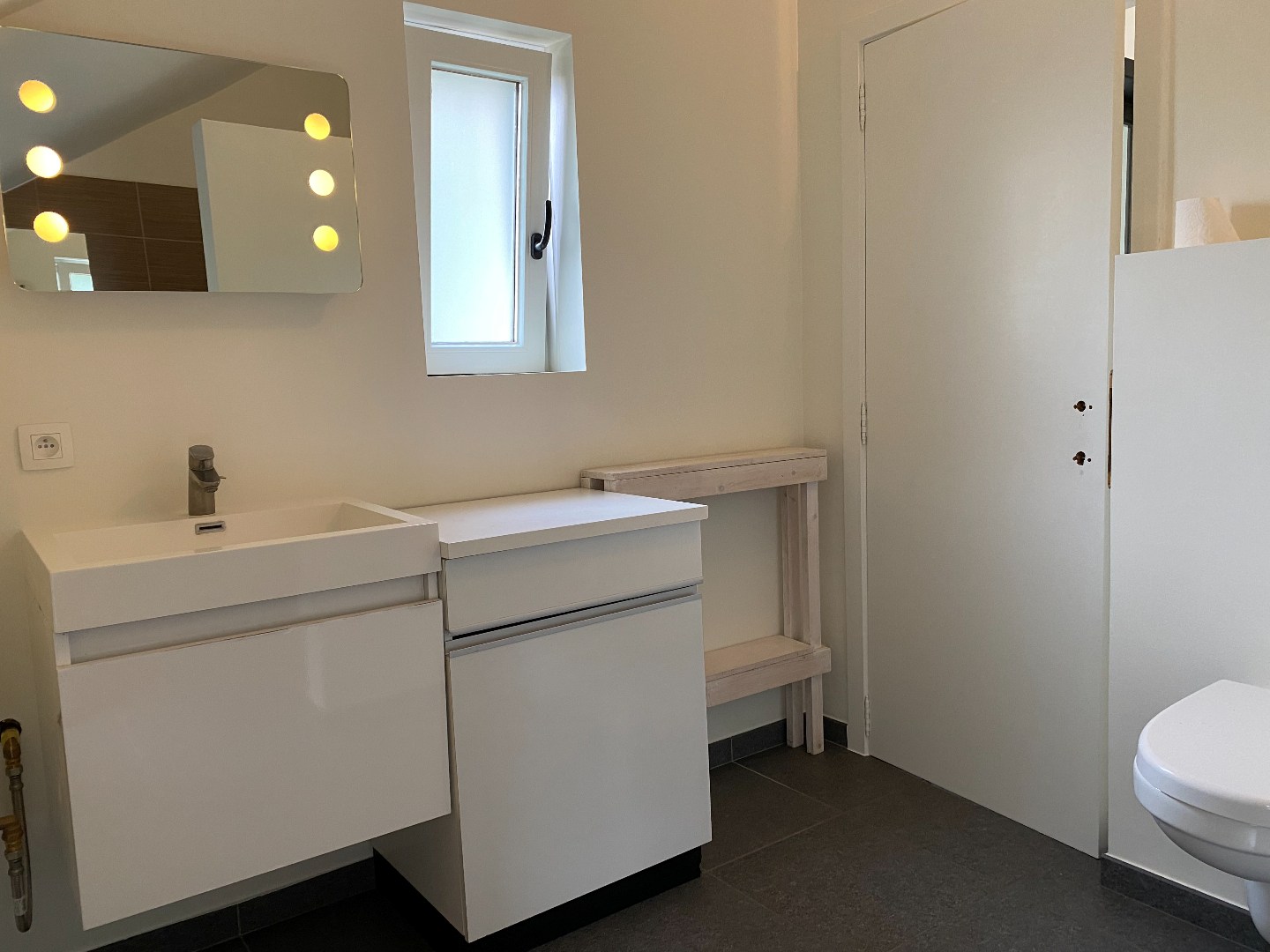 Charmante gerenoveerde halfopen woning met 2 slaapkamers, tuin en garage 