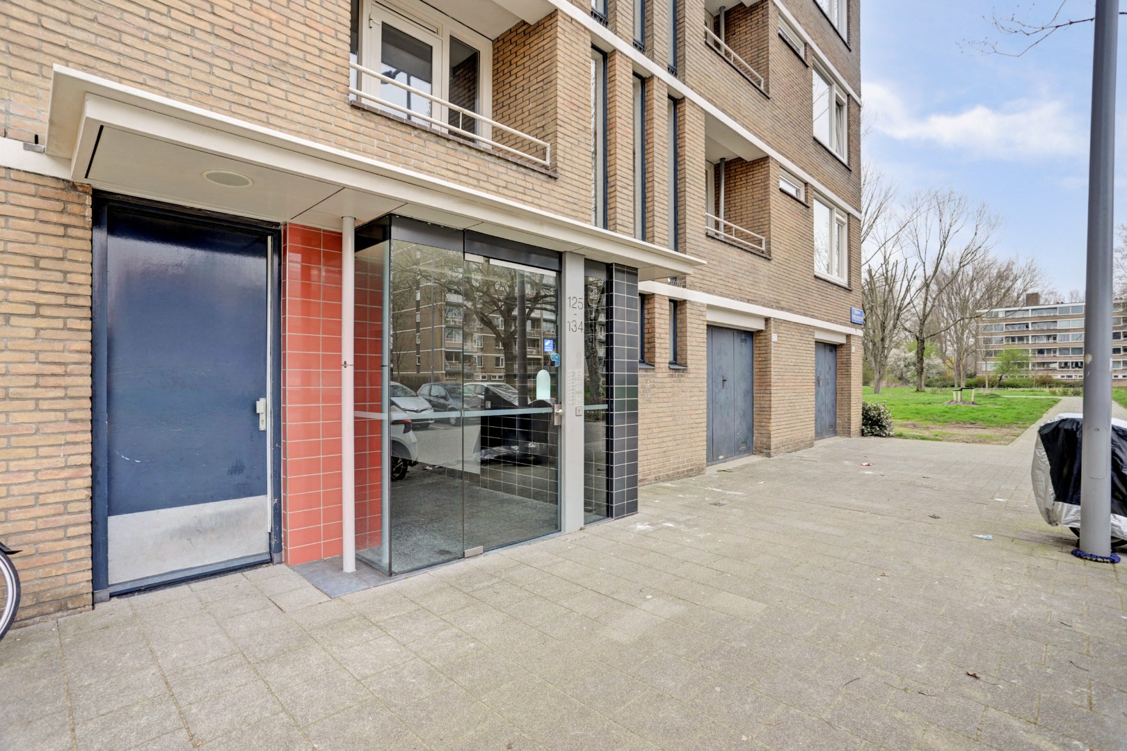 Zonder klussen te betrekken, instapklaar 3-(voorheen 4) kamer appartement met moderne keuken en badkamer, 2 balkons, berging in de onderbouw en gelegen op eigen grond! 