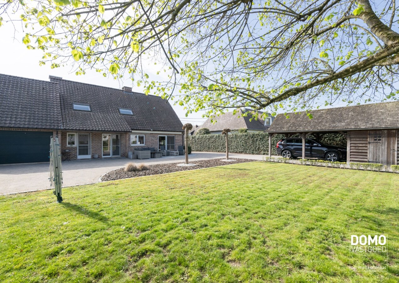 Karaktervolle en ruime gezinswoning in pastorij-/fermettestijl met prachtige tuin en 4 slaapkamers in het groene Kortessem 