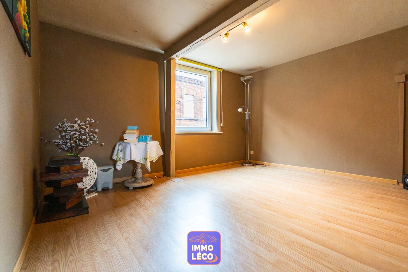 Maison de commerce idéalement située, dans un village prisé ! 