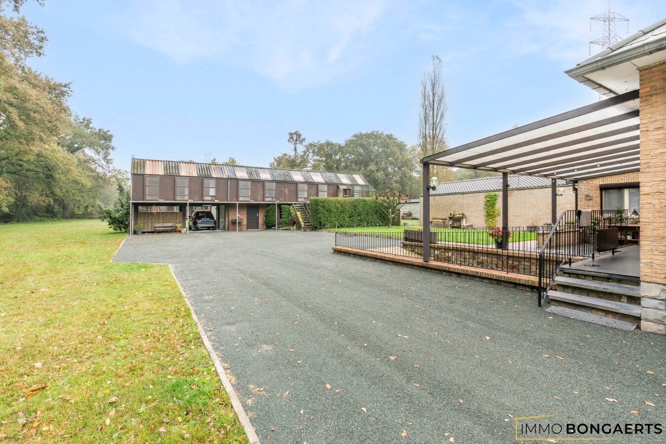 Ruime half open bebouwing met vier slaapkamers op een groot perceel 