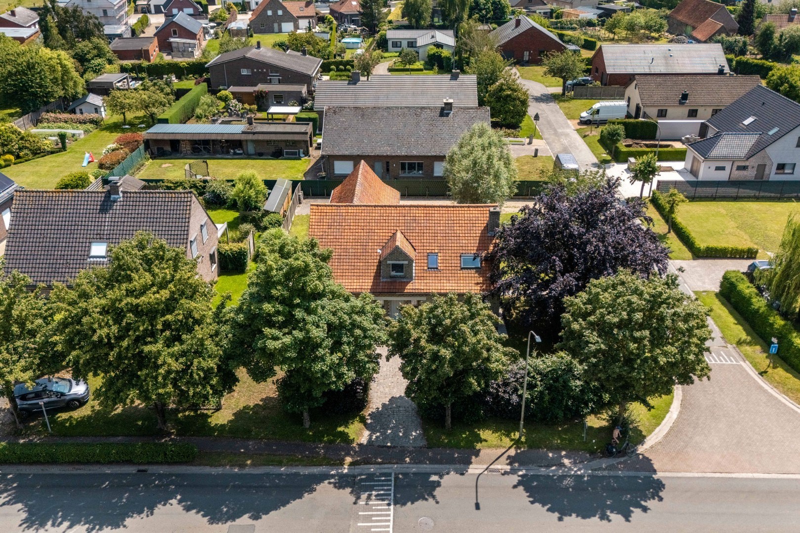 Vrijstaande woning met 5 slaapkamers en polyvalente loods te De Pinte 